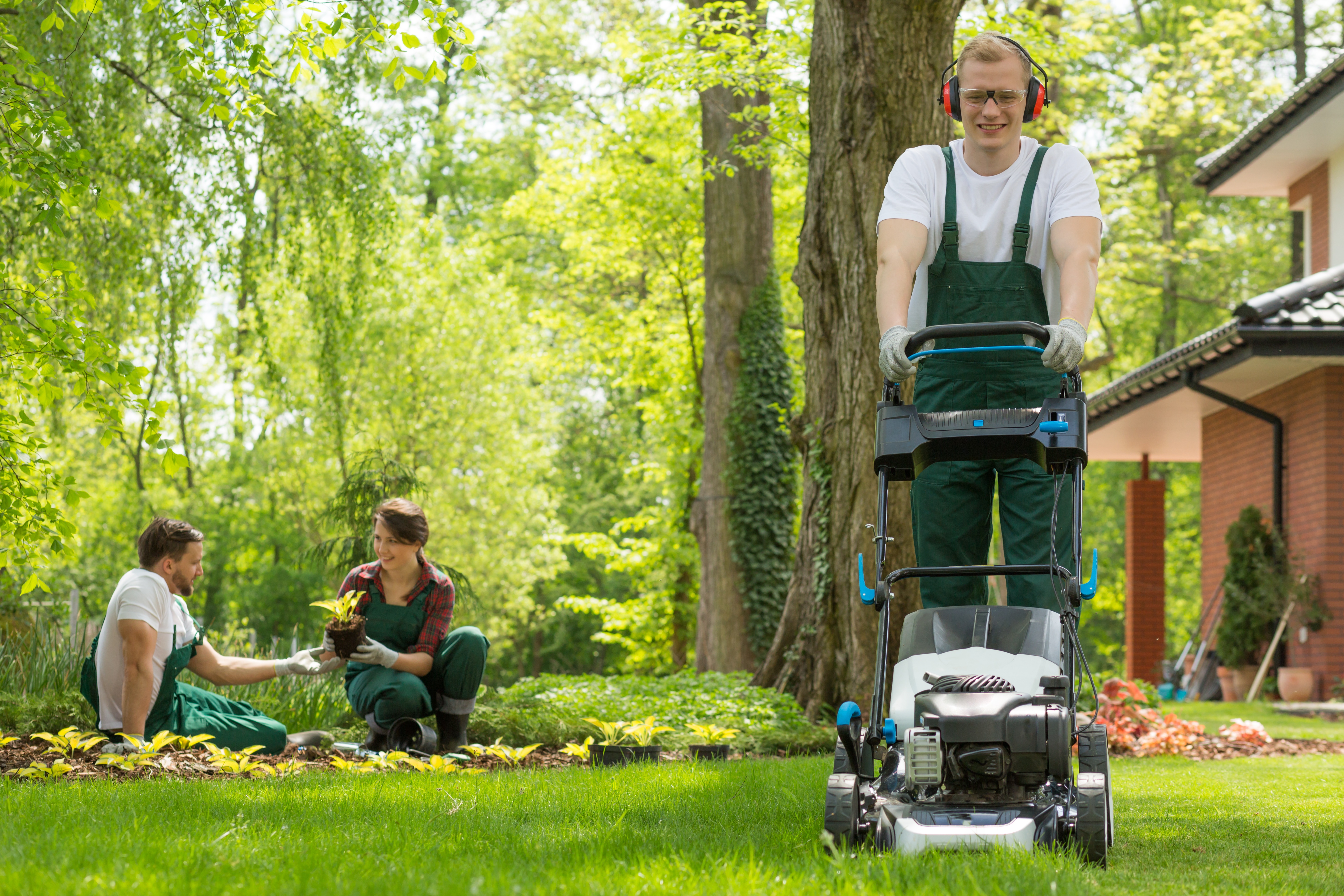 Always refer to the owners manual for operating and safety instructions before attempting to operate your lawn mower. 